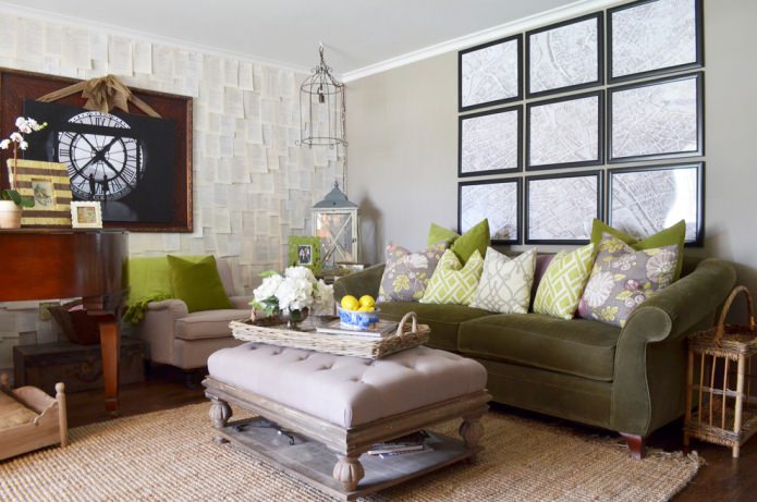 Intérieur de salon avec coussins vert clair
