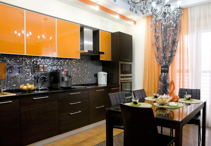 Intérieur de cuisine dans les tons noir et orange