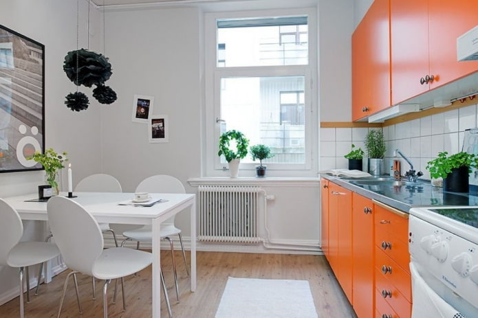 Intérieur de cuisine dans les tons orange et blanc