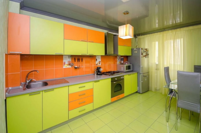 Intérieur de cuisine aux tons orange et vert