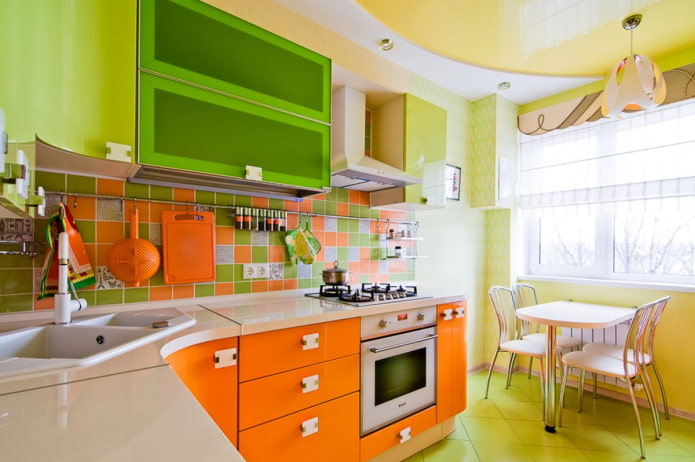 Intérieur de cuisine aux tons orange et vert