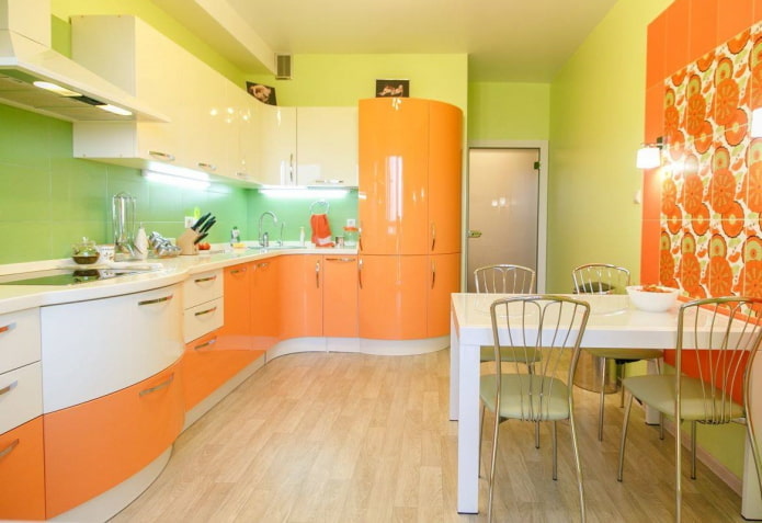 Intérieur de cuisine aux tons orange et vert