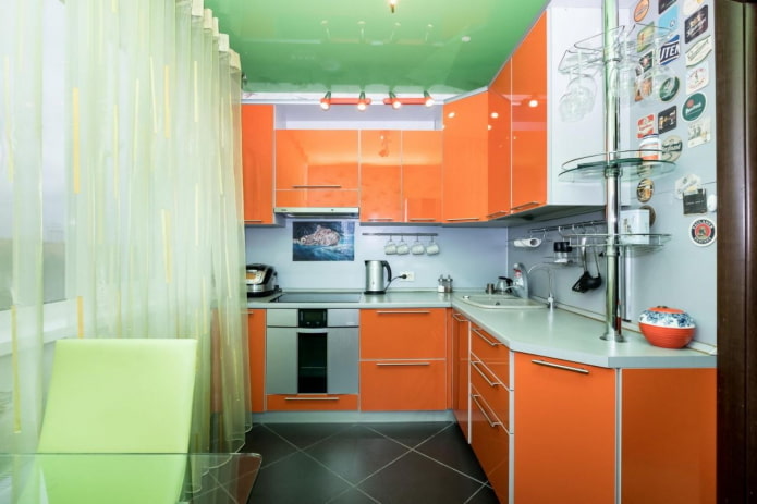Intérieur de cuisine aux tons orange et vert