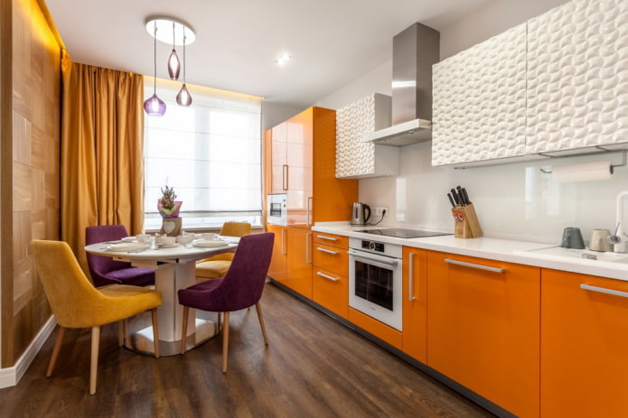 Rideaux dans la cuisine aux tons orange