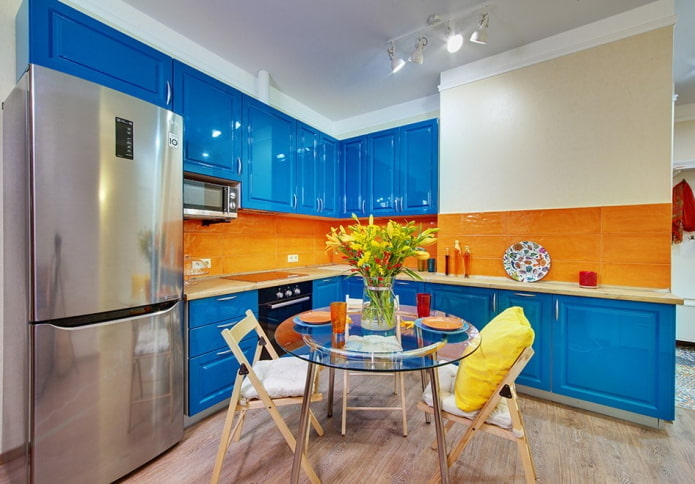 Intérieur de cuisine aux tons orange et bleu