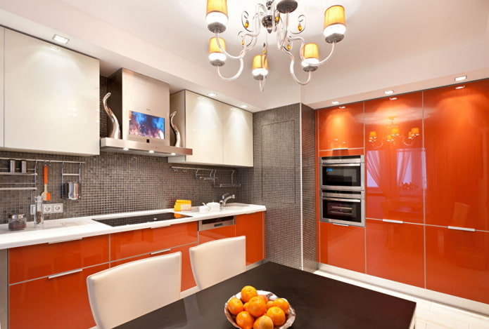 Tablier dans une cuisine aux tons orange