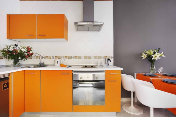 Décoration intérieure de cuisine dans les tons orange