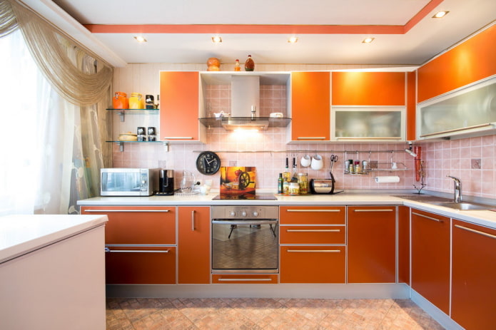 décoration dans l'intérieur de la cuisine dans des tons orange
