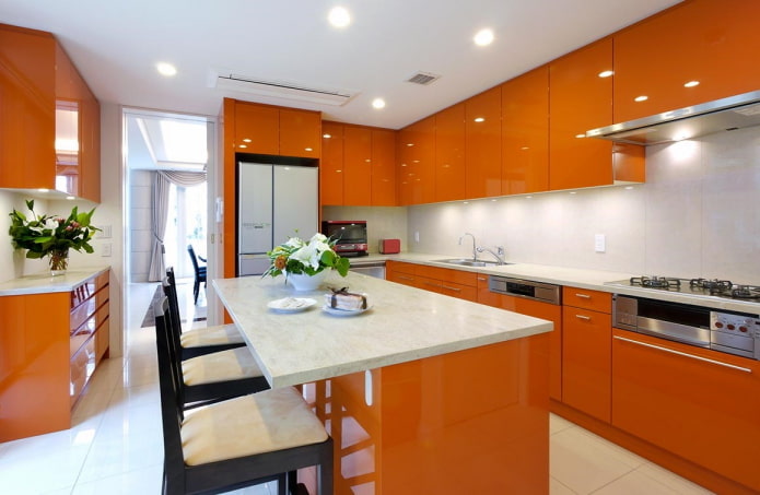 Plan de travail de cuisine aux tons orange