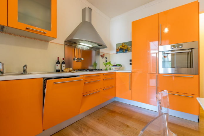 Meubles et électroménagers dans une cuisine aux tons orange