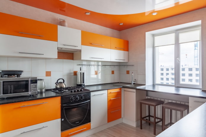 Rideaux dans la cuisine aux tons orange