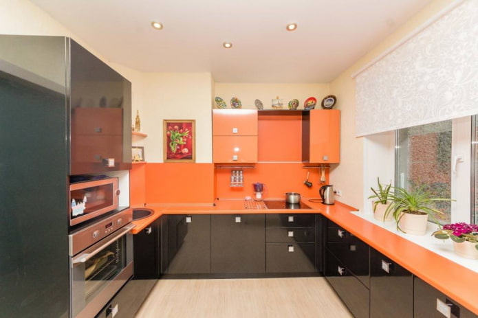 Rideaux dans la cuisine aux tons orange