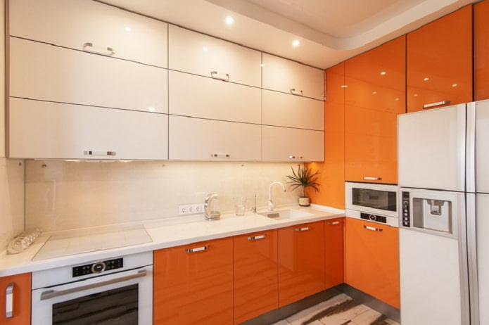 Cuisine d'angle dans les tons orange