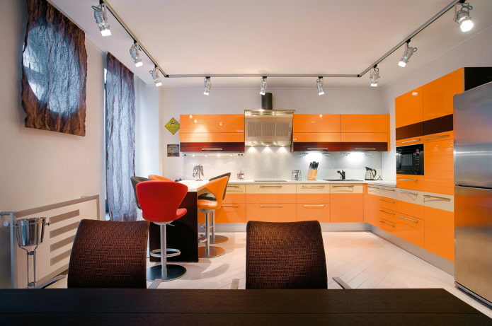 finition de cuisine dans les tons orange