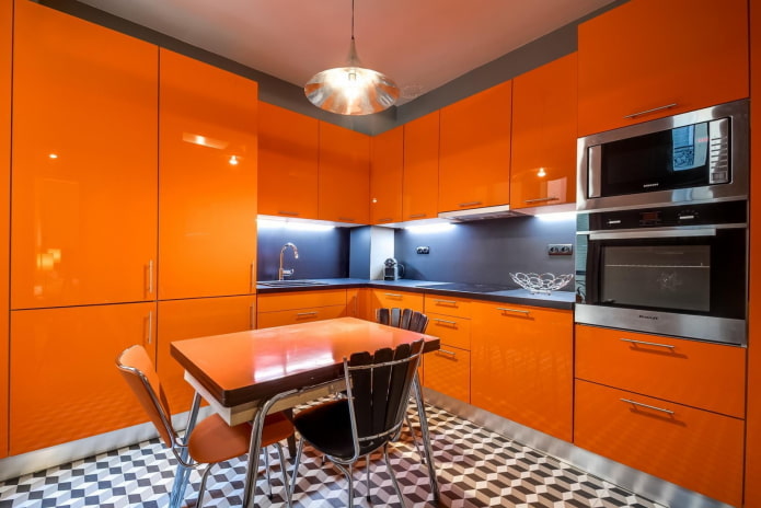 Intérieur de cuisine dans les tons gris-orange
