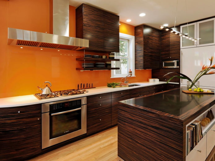 Intérieur de cuisine dans les tons orange et marron