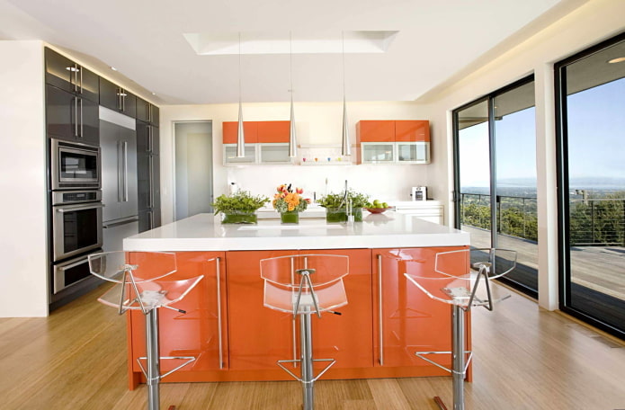 Meubles et électroménagers dans une cuisine aux tons orange