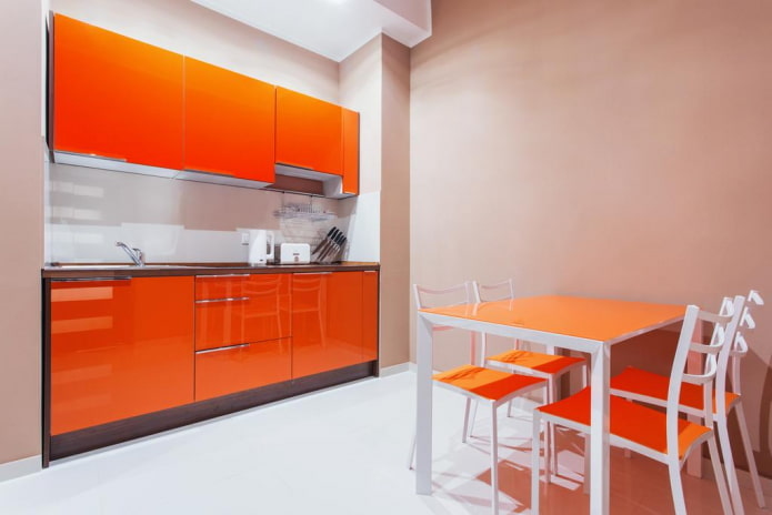 Intérieur de cuisine dans les tons beige et orange