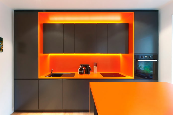 Intérieur de cuisine dans les tons noir et orange