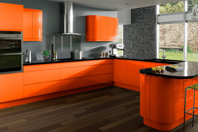 Plan de travail dans une cuisine aux tons orange