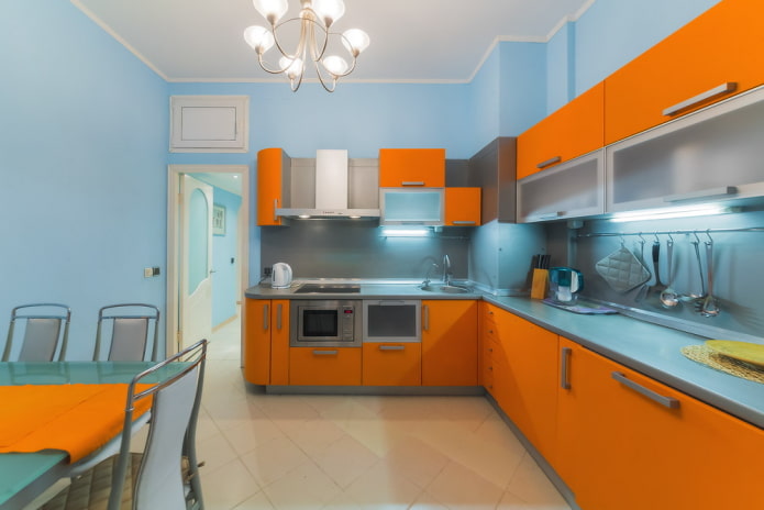 Intérieur de cuisine aux tons orange et bleu
