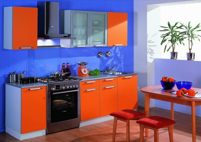 Intérieur de cuisine aux tons orange et bleu
