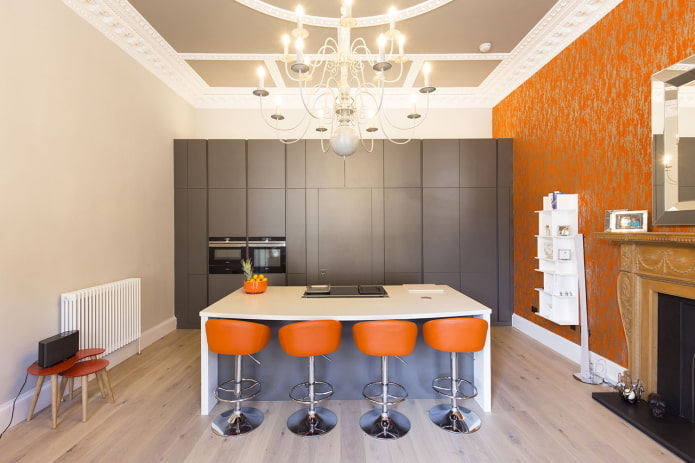Papier peint dans les tons orange pour l'intérieur de la cuisine
