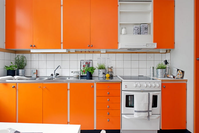 Cuisine mate dans les tons orange