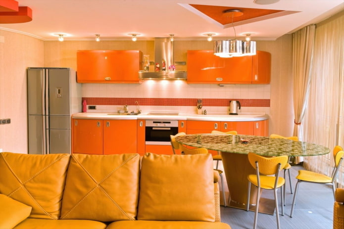 Aménagement intérieur de cuisine-salon aux tons orange