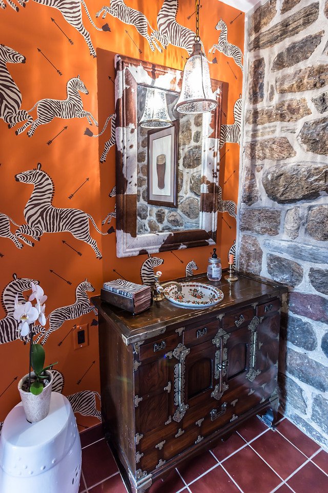 Couleur orange vif sur papier peint