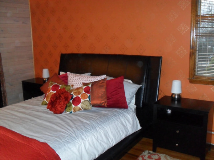 Papier peint orange dans la chambre