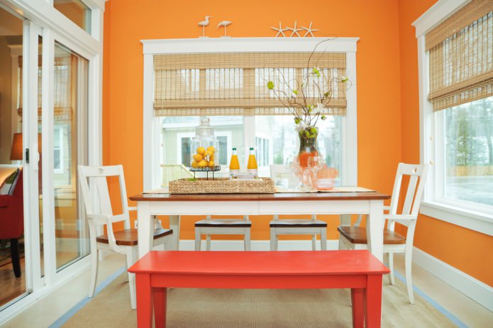 Salle à manger aux tons orange