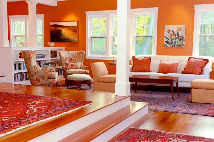 salon avec des murs orange