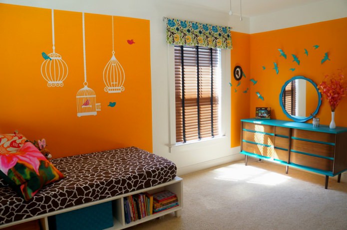chambre d'enfant orange avec des accents turquoise