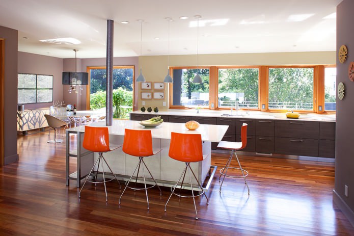 chaises orange dans la cuisine