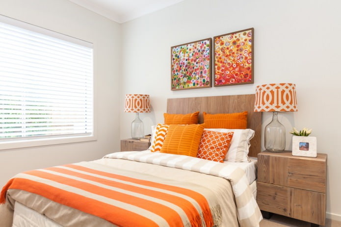 coussins orange dans la chambre