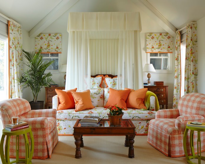 Salon champêtre avec des textiles orange à fleurs