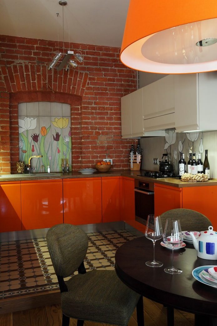 Intérieur de cuisine loft avec meubles orange