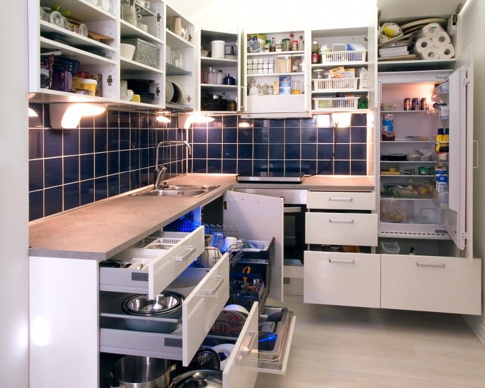 armoires ouvertes dans la cuisine