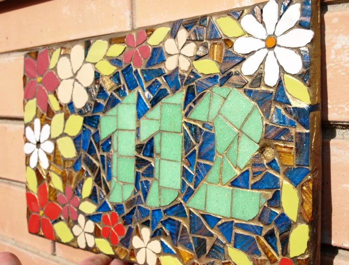 Plaque d'adresse en mosaïque