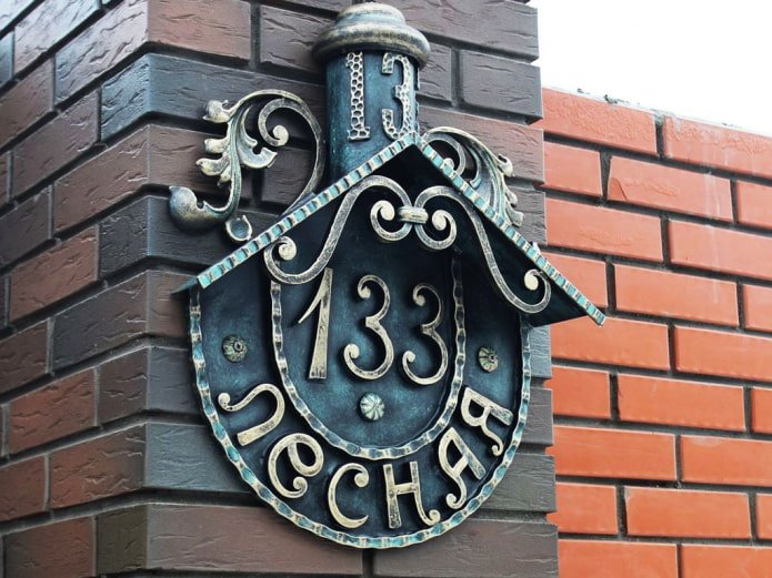 Panneau forgé avec une adresse