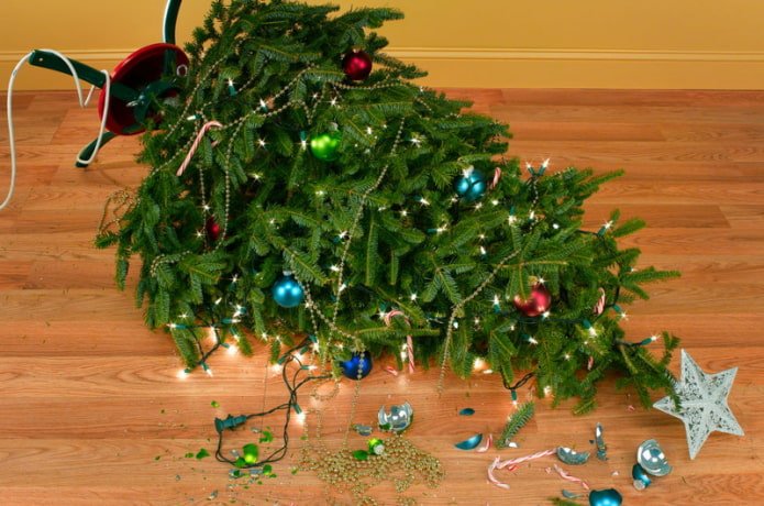 Sapin de Noël tombé