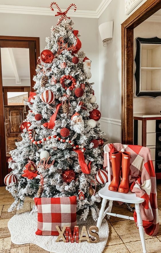 Sapin de Noël rouge et blanc