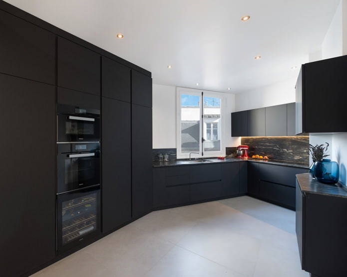 Conception de cuisine avec des meubles noirs dans un style minimaliste