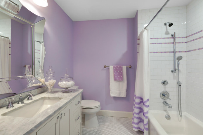 salle de bain en blanc et lilas