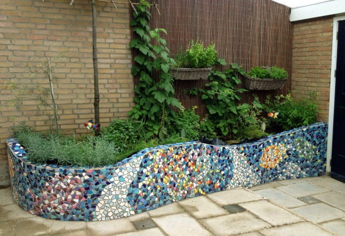 Décoration de parterre de fleurs avec des carreaux cassés