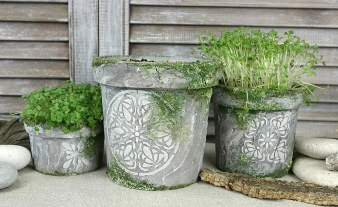 Pot de fleurs en béton peint