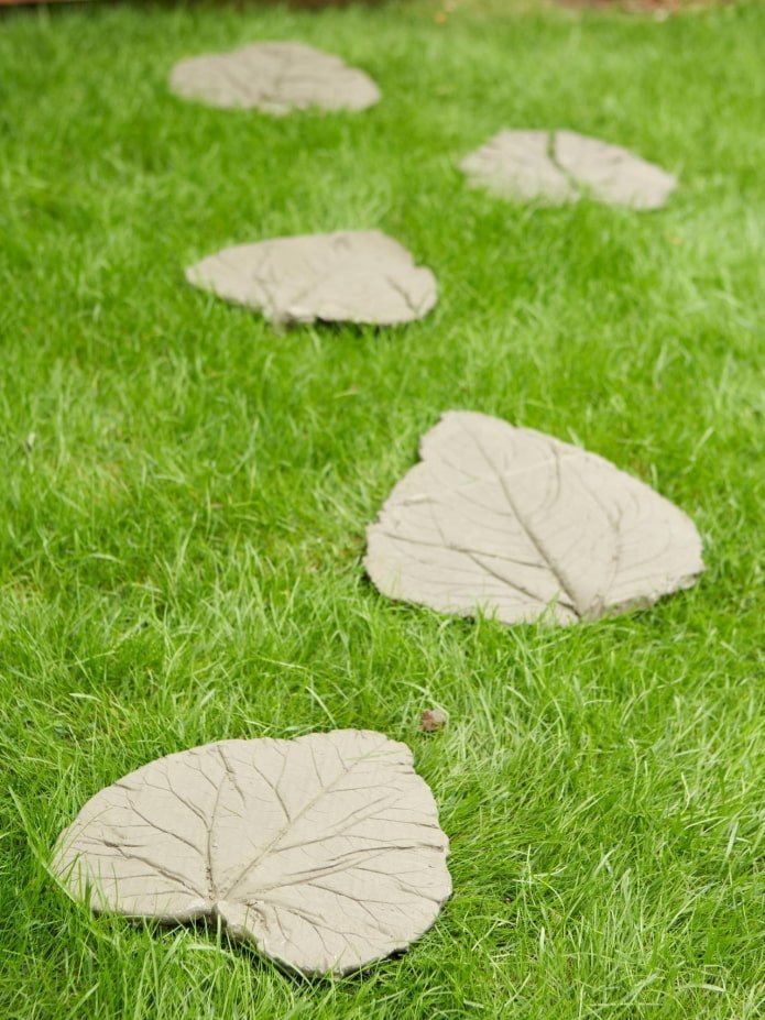 Allée de feuilles de béton
