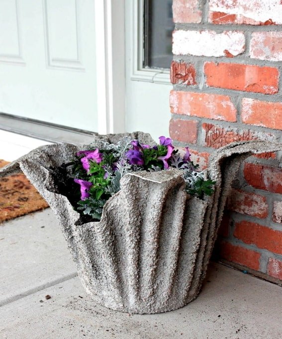 Pot de fleurs en béton et tissu