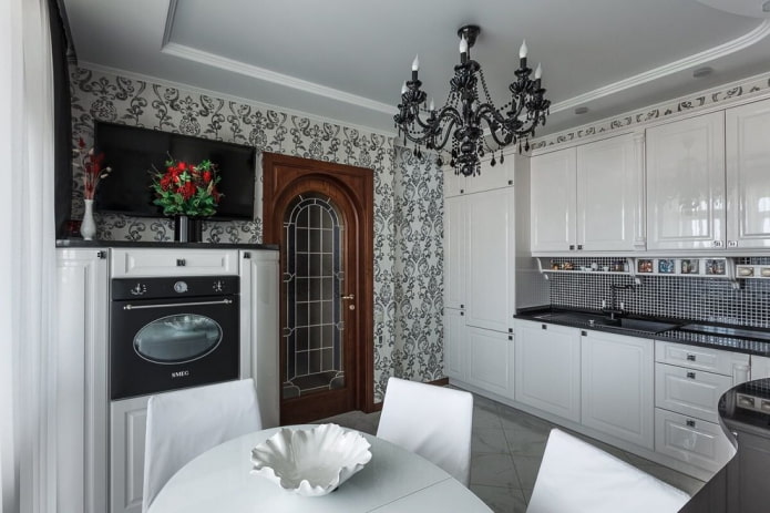 Éclairage d'un plafond tendu à l'intérieur d'une petite cuisine